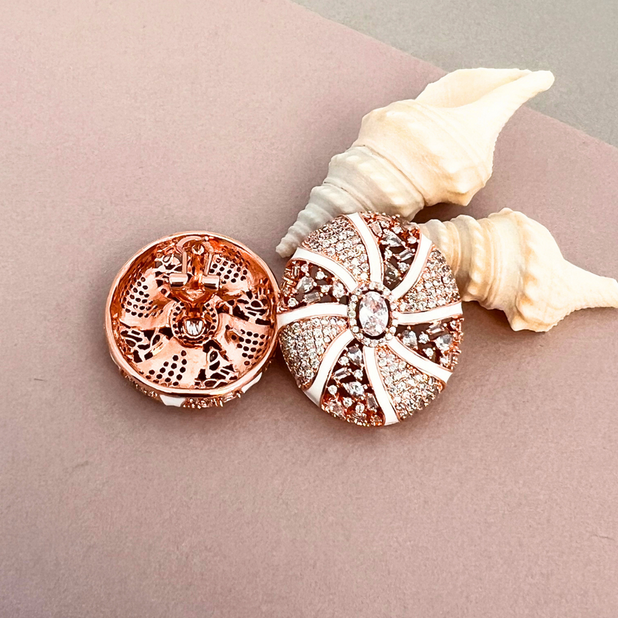 A sparkling rose gold and white diamond starfish brooch, perfect for adding elegance and charm to any outfit.