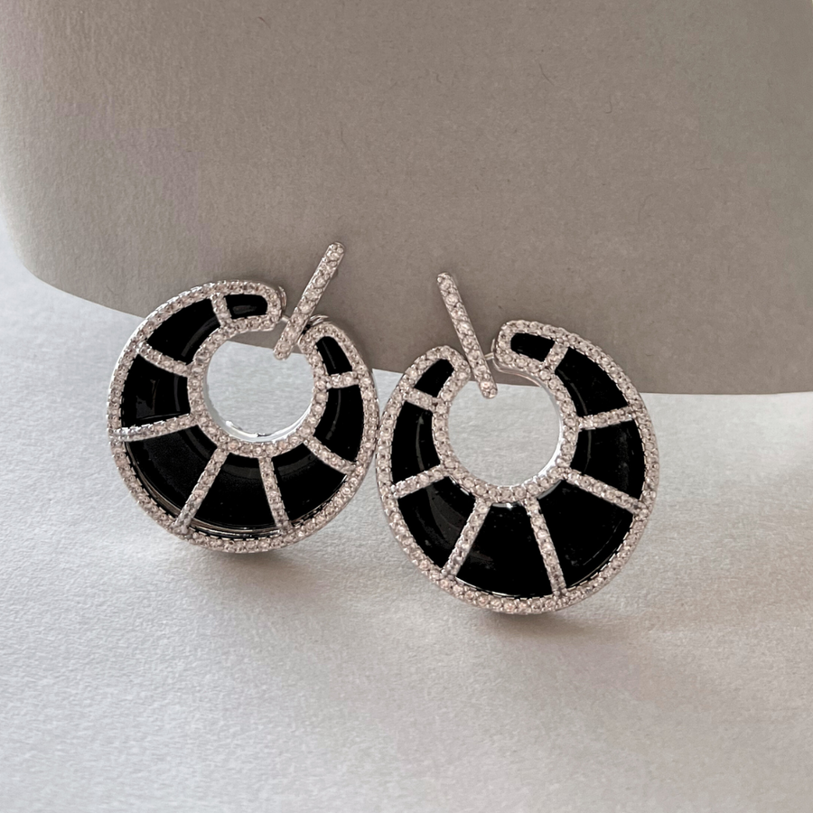 Elegant black and white diamond earrings, a must-have for those who appreciate fine craftsmanship.
