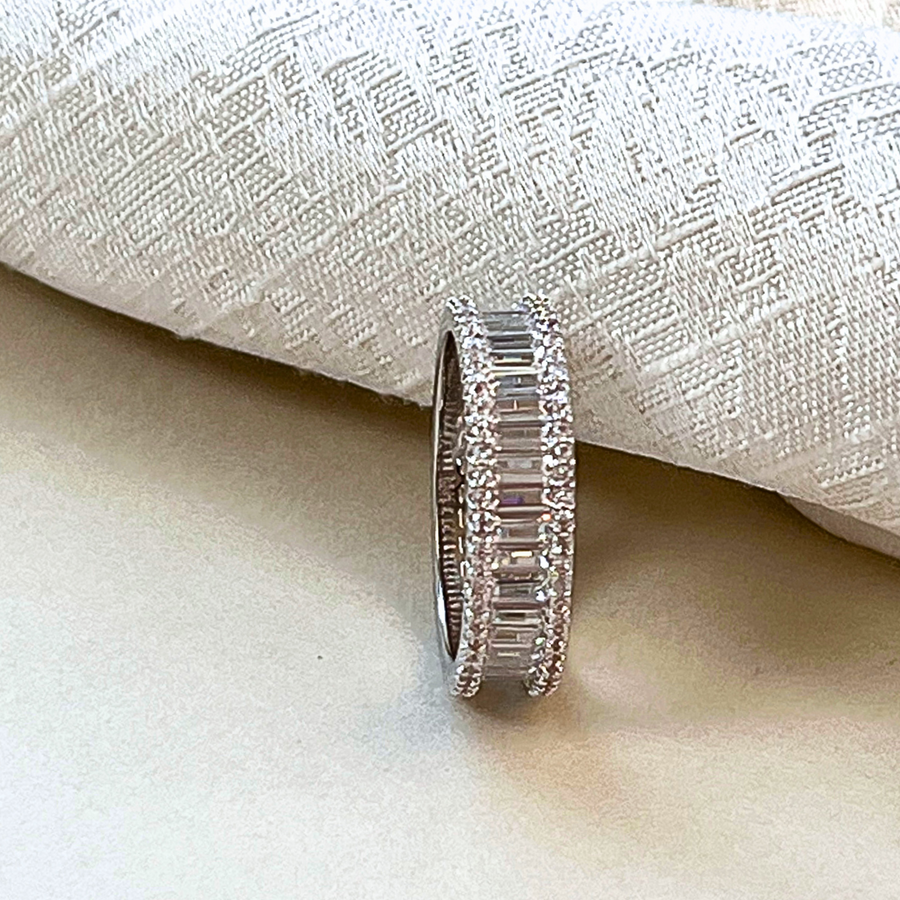 Brilliance Illusion: Diamond-Like Band Ring - Adrisya - Finger Ring